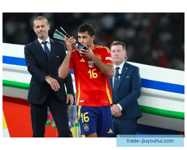 罗德里力压维尼修斯夺金球奖 成为自1990年以来首位获奖后腰